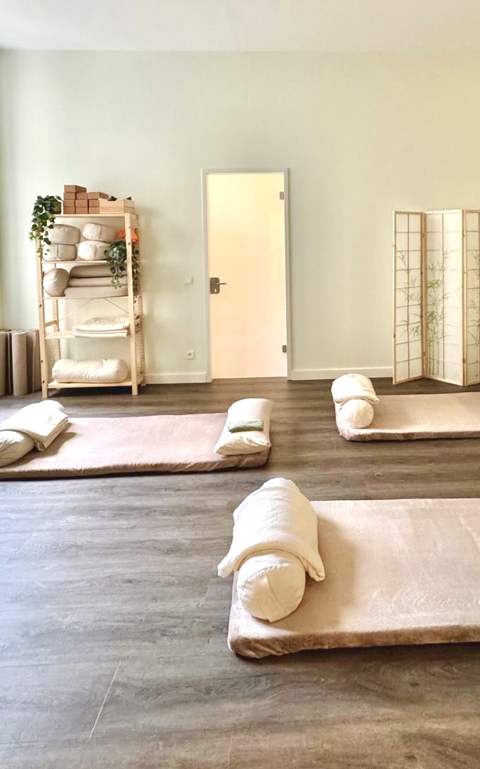 Entspannungsraum mit Yogamatten im Kaiserufer Hamburg