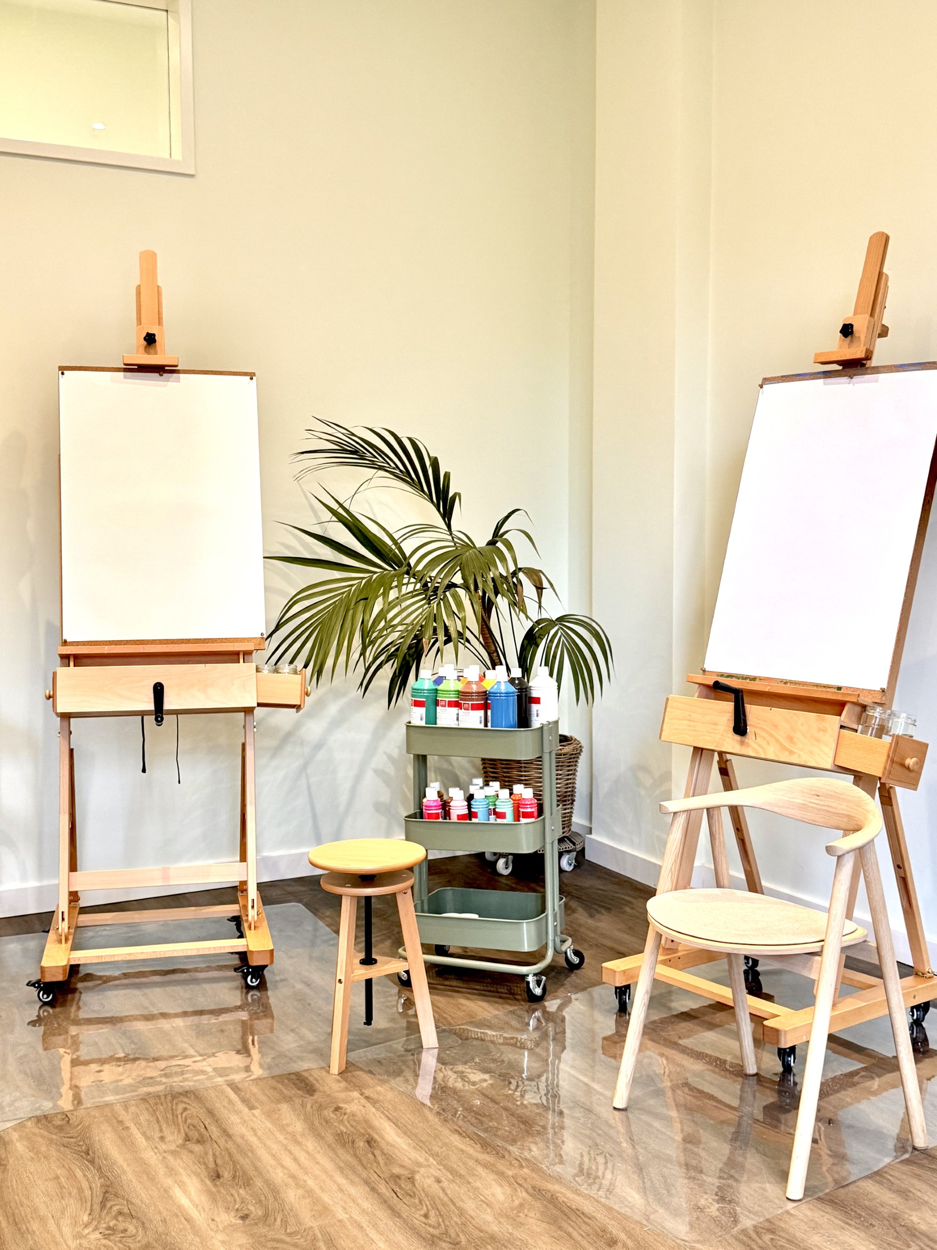 Staffeleien und Farben, Kunsttherapie im Kaiserufer Hamburg