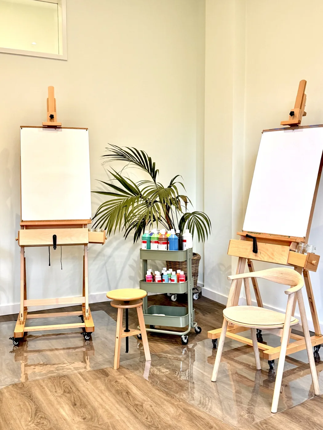Staffeleien und Farben, Kunsttherapie im Kaiserufer Hamburg