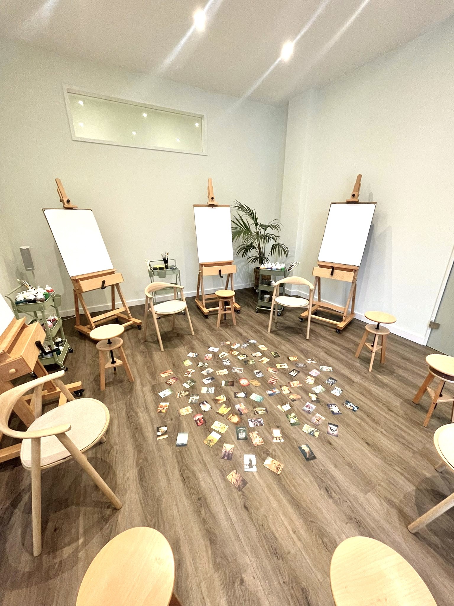 Kunsttherapie-Atelier mit Staffeleien im Kaiserufer Hamburg